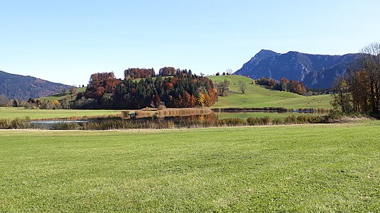 Ostblick zur Seitenmoräne von Schürzbichl. Im Hintergrund rechts der Gamsknogel, links erhebt sich der Teisenberg.