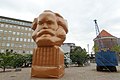 Kopie aus Plastikstoff des Karl-Marx-Monumentes aus Chemnitz vor dem Museum der Arbeit in Hamburg zur „Kapital“-Ausstellung