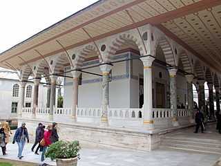 Column use is common in Ottoman architecture, an example in Topkapı Palace (Istanbul, Turkey)