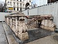 Opera war 1896 die einzige unterirdische Station ohne Zugangsgebäude, alternativ entwarf Ödön Lechner diese Kalkstein-Balustraden