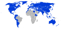 Grafische Weltkarte mit blau markierten Staaten, in denen Botschaften und Konsulate aus Estland vertreten sind. Hauptsächlich sind Nordamerika, Europa, Asien und Australien markiert. Estland ist rot markiert.