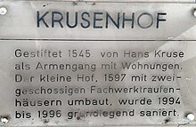 Das Krusenhof-Schild erläutert die Historie der Entstehung des Stiftungshofes.