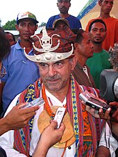 José Ramos-Horta in traditional formal wear talking to reporters