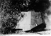 Manöverübung, Oktober 1918: Das Heck von „Gretchen“ mit gewellt aufgebrachtem Buntfarbenanstrich und vollständig weiß umrandetem Balkenkreuz.