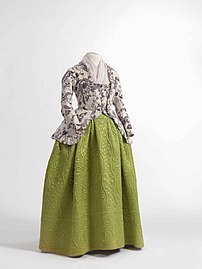 Caraco jacket in printed cotton and skirt in quilted silk satin, 1770-1790, ModeMuseum Provincie Antwerpen.