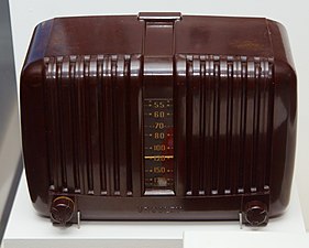 Streamlined Bakelite radio (1952)