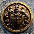 Villa Dankbarkeit: Wappenknöpfe zur Befestigung der Inschriftstafel, wohl 1790 (Heroldsbild: Von Weiß und Rot dreimal geteilt und einmal gespalten)