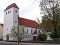Katholische Pfarrkirche St. Franz Xaver, daran angebautes Pfarrhaus mit Garagen-Zwischenbau und Einfriedung