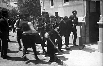 Gavrilo Princip wird nach dem Attentat in Sarajewo von der Polizei verhaftet.