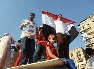 Ägyptische Flagge neben Porträt von Militärchef Sisi.[218]