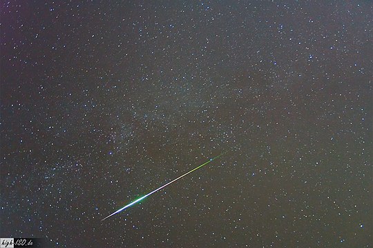 Perseiden-Meteor aus dem Jahr 2009. Er­kenn­bar die auffallende, typische Grünfärbung.