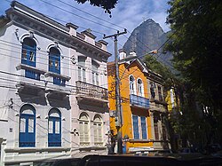 Rua Viuva Lacerda mit historischen Häusern, der Corcovado ist im Hintergrund zu sehen.