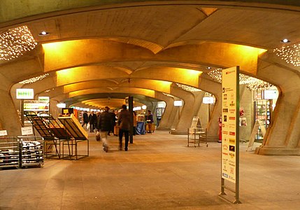 Interior of the Zürich Stadelhofen railway station in Zürich. Switzerland (1983–90)