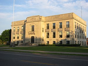 Das Mille Lacs County Courthouse in Milaca, seit 1977 im NRHP gelistet[1]