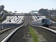 Verkehrswegebündelung mit U-Bahn (BART) in Mittellage zwischen den Richtungsfahrbahnen einer Autobahn (Interstate 580)