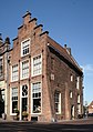 Zutphen, Eckgebäude mit stark restauriertem Treppengiebel in der Turfstraat