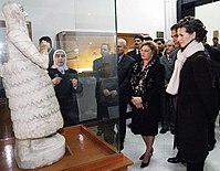 Asma al-Assad and Marisa Leticia looking at the statue of Iku-Shamagan in the National Museum of Damascus