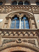 Dekor aus Formziegeln und Terrakotta am Palazzo Agostini in Pisa