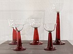 Teile der Trinkglasserie mit rubinroten Füßen in der Ausstellung zum 150. Geburtstag von Peter Behrens im Museum für Angewandte Kunst Köln (2018), gefertigt 1901 in der Rheinischen Glashütte Ehrenfeld