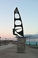 Windsurfing-Skulptur in Pozo Izquierdo mit den Segelnummern von Iballa Moreno, Diada Moreno und Bjørn Dunkerbeck