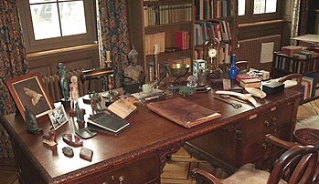 Thomas Manns Schreibtisch im nachgebildeten Arbeitszimmer[45]