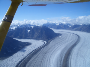 Der Stairway-Gletscher (links) vereinigt sich mit dem Kaskawulsh-Gletscher (vom Flugzeug aus gesehen)