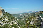 Die Gorges de la Nesque. Im Hintergrund der Mont Ventoux
