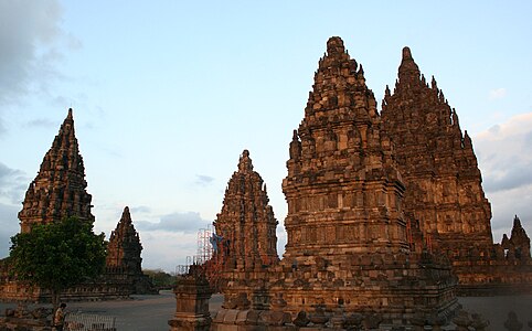 Die Hauptgruppe der Tempel von Prambanan bei Sonnenaufgang