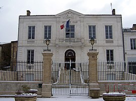 The town hall in Saint-Macaire