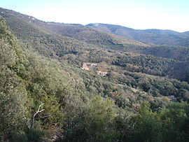The hamlet of Saint-Jean seen from the trail leading to the dolmen of Balma de Na Cristiana