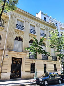 Beaux Arts Ionic pilasters on the facade of the Hôtel Roxoroid de Belfort (Avenue Bugeaud no. 29), Paris, 1911, by André Arfvidson
