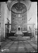 Main altarpiece of the Old Cathedral, photo dated 1880–1926. Memòria Digital de Catalunya.