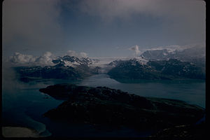 Blick über die Glacier Bay auf den Reid-Gletscher