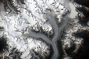 Satellitenbild vom Klinaklini-Gletscher (rechts der Bildmitte nach unten strömend)