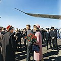 Präsident Kennedy mit seiner Frau bei der Ankunft in Dallas, 22. November 1963