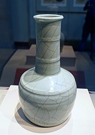 Guan ware vase. Song dynasty, 12th century