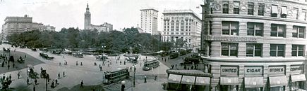 The Square and Park in 1908; the "cowcatcher" and "prow" of the Flatiron Building are on the right