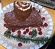 Eine Bûche de Noël aus Biskuit mit Schokoladenbuttercreme