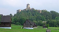Blick auf die Lublauer Burg mit dem Freilichtmuseum im Vordergrund