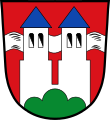 Gemeinde Rott a.Inn In Rot über grünem Dreiberg zwei mit blauen Spitzhelmen bekrönte und unten verbundene silberne Türme, denen ein silberner Querfluss unterlegt ist.