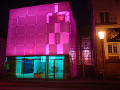Nächtlich mit wechselnden Farben leuchtender „Glaskubus“ des Kunstmuseums (2012)