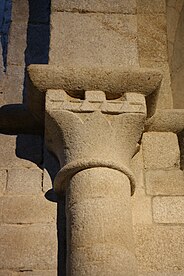 Capital of simplified concave Corinthian form with billeted abacus, simple dosseret and pronounced annulet. Church of Santa Maria, San Martín de Castañeda, Spain