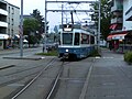 Die Straßenbahn in Zürich beim Übergang vom unterirdischen Linksverkehr (Tunnel mit Mittelperron) zum oberirdischen Rechtsverkehr