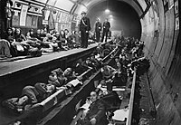 Schutzsuchende Zivilisten in der Tube-Station Aldwych während der Luftangriffe auf London, 1940