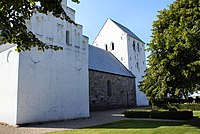 Hald Kirke bei Randers, typisch für Jütland: stein­sichtiger romanischer Granit­quader­bau, goti­sche Erweite­rungen Backstein, weiß geschlämmt