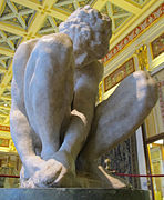 Statue eines kauernden Knaben von Michelangelo