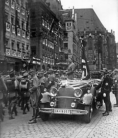 Hitler auf dem Hauptmarkt 1935