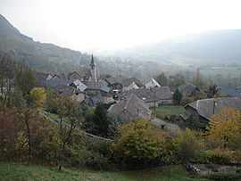 The church and surrounding buildings in Verel