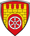 Gemeinde Niedernberg In Rot ein zinnengekröntes goldenes Tor, im Torbogen schwebend ein sechsspeichiges silbernes Rad.