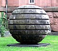 Large Sphere (2004). Skulpturengarten der Kunsthalle Mannheim